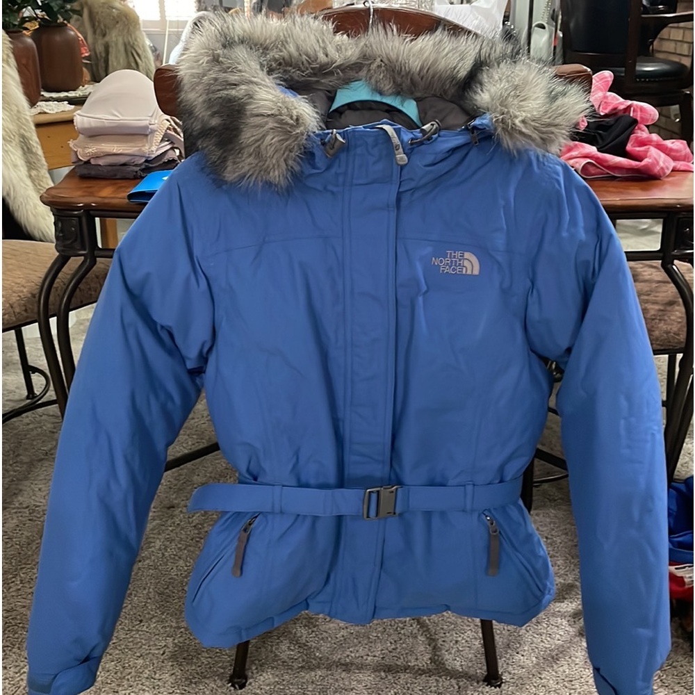 Néw beautiful north face jacket with faux fur hood with zipper pockets